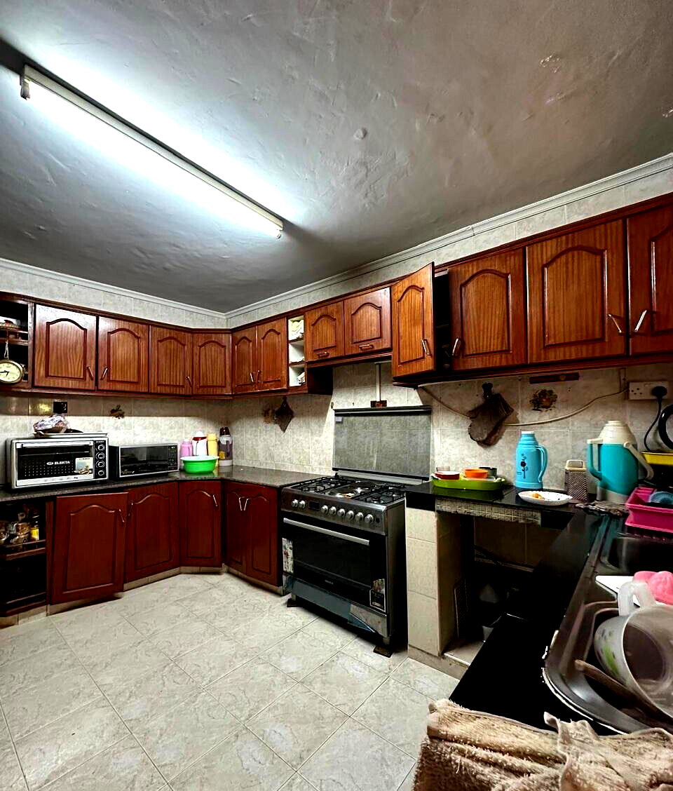 4-Bed Maisonette with DSQ & Front-Back Garden - Lavington