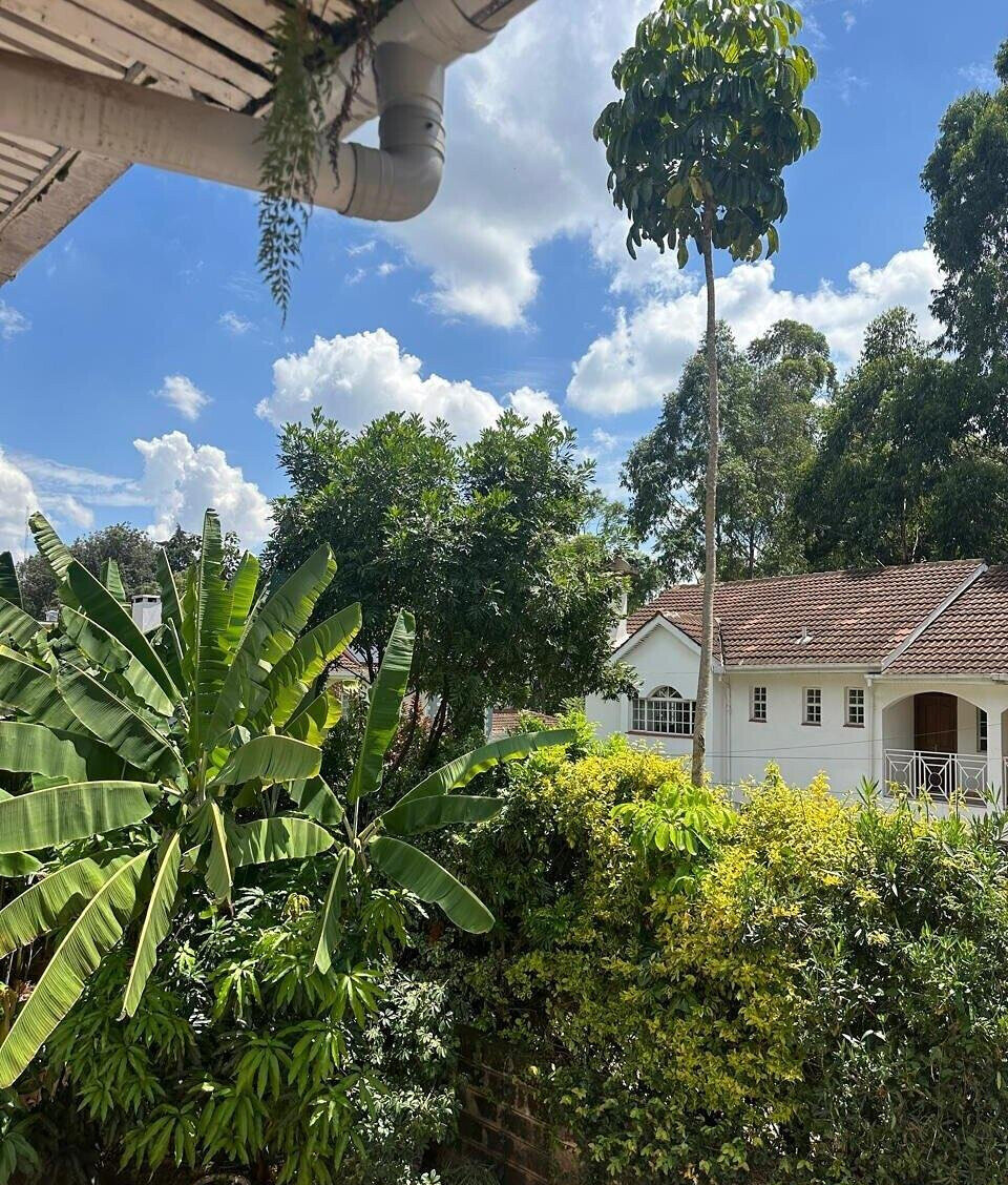 4-Bed Maisonette with DSQ & Front-Back Garden - Lavington