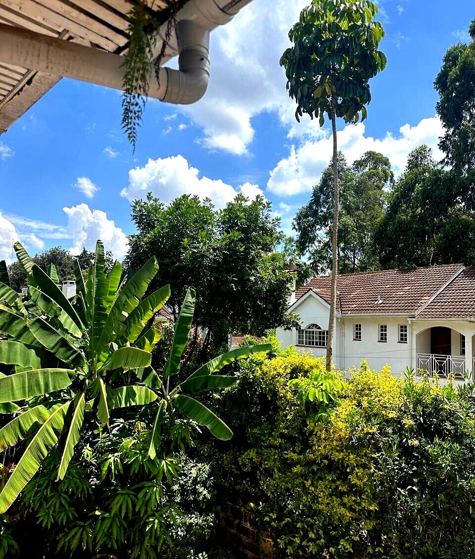 4-Bed Maisonette with DSQ & Front-Back Garden - Lavington