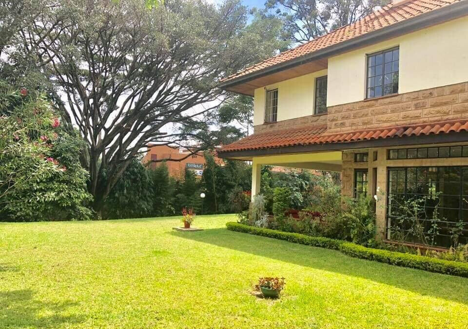 5BR All-Ensuite Townhouse with Pool & Clubhouse – Rosslyn
