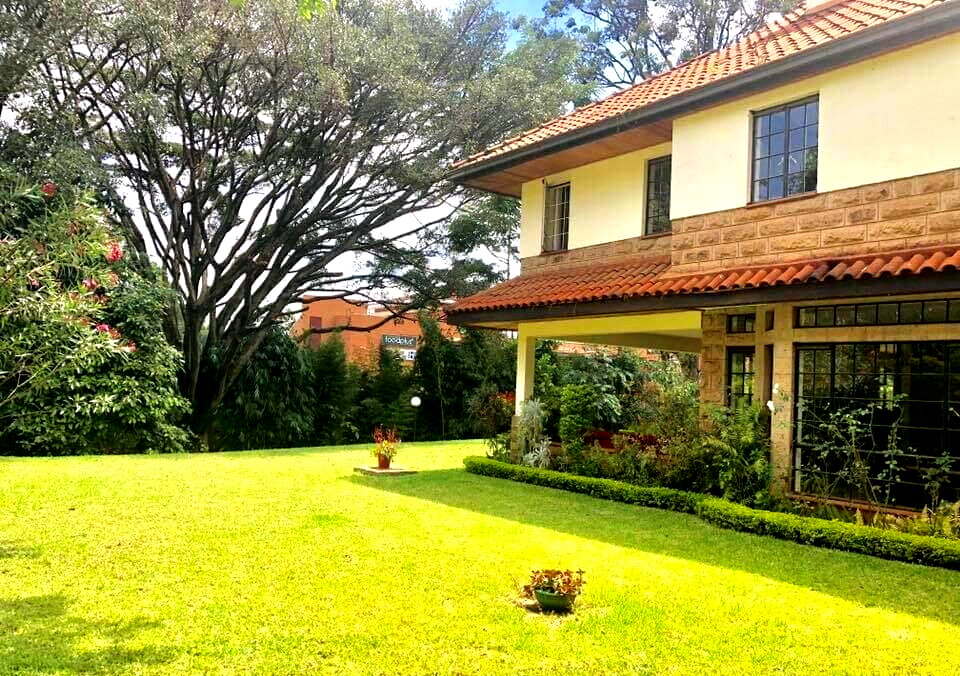 5BR All-Ensuite Townhouse with Pool & Clubhouse – Rosslyn