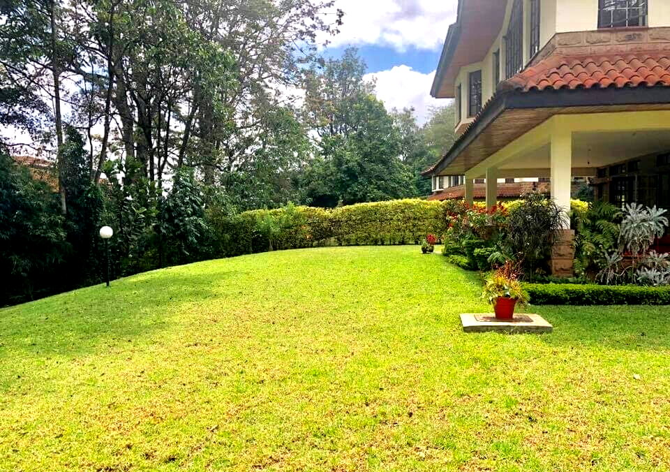 5BR All-Ensuite Townhouse with Pool & Clubhouse – Rosslyn