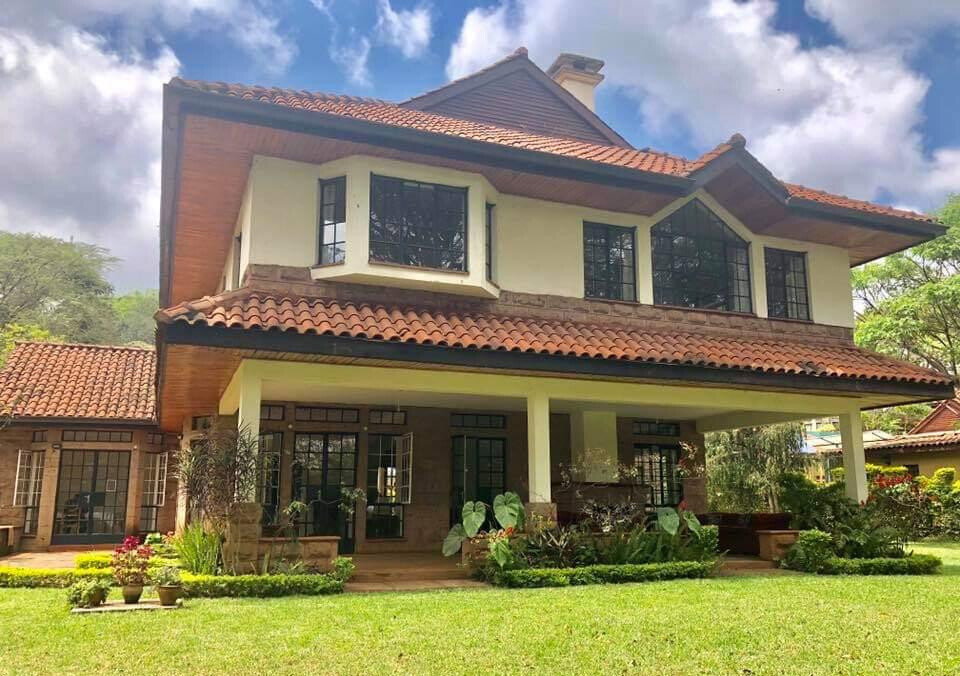 5BR All-Ensuite Townhouse with Pool & Clubhouse – Rosslyn