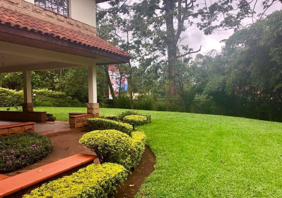 5BR All-Ensuite Townhouse with Pool & Clubhouse – Rosslyn