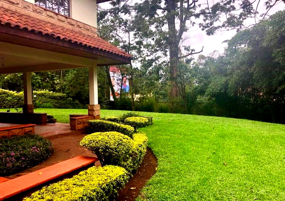 5BR All-Ensuite Townhouse with Pool & Clubhouse – Rosslyn