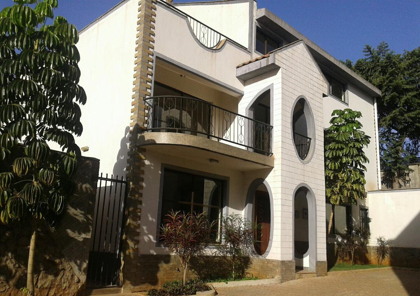 22-Unit Boutique Townhouse with Guest Ensuite & Study - Brookside