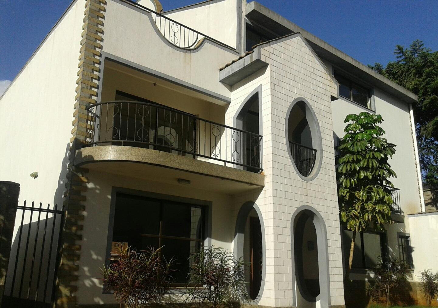 22-Unit Boutique Townhouse with Guest Ensuite & Study - Brookside
