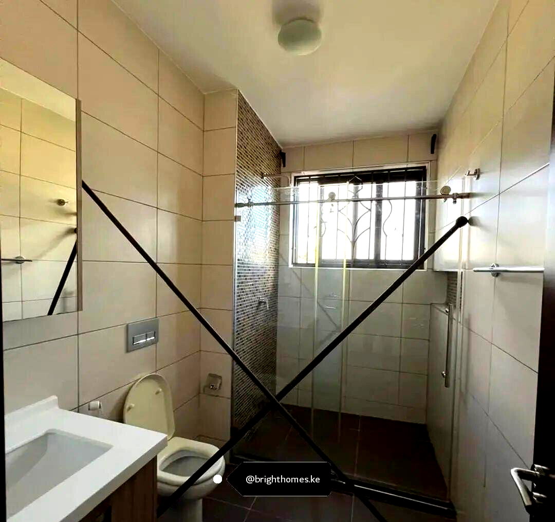 Modern 5-Bed Villa with DSQ & Front Garden - Lavington