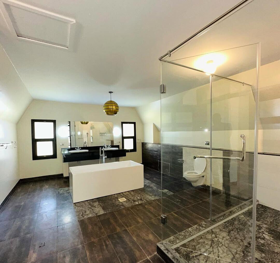 5-Ensuite Townhouse on 0.75-Acre with Lake & Clubhouse – Karen