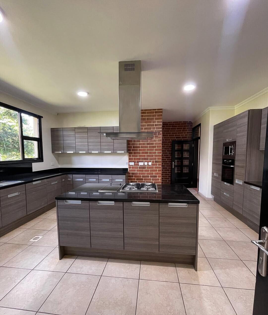 5-Ensuite Townhouse on 0.75-Acre with Lake & Clubhouse – Karen