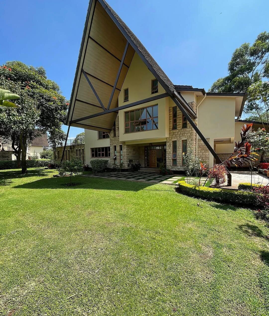 5-Ensuite Townhouse on 0.75-Acre with Lake & Clubhouse – Karen