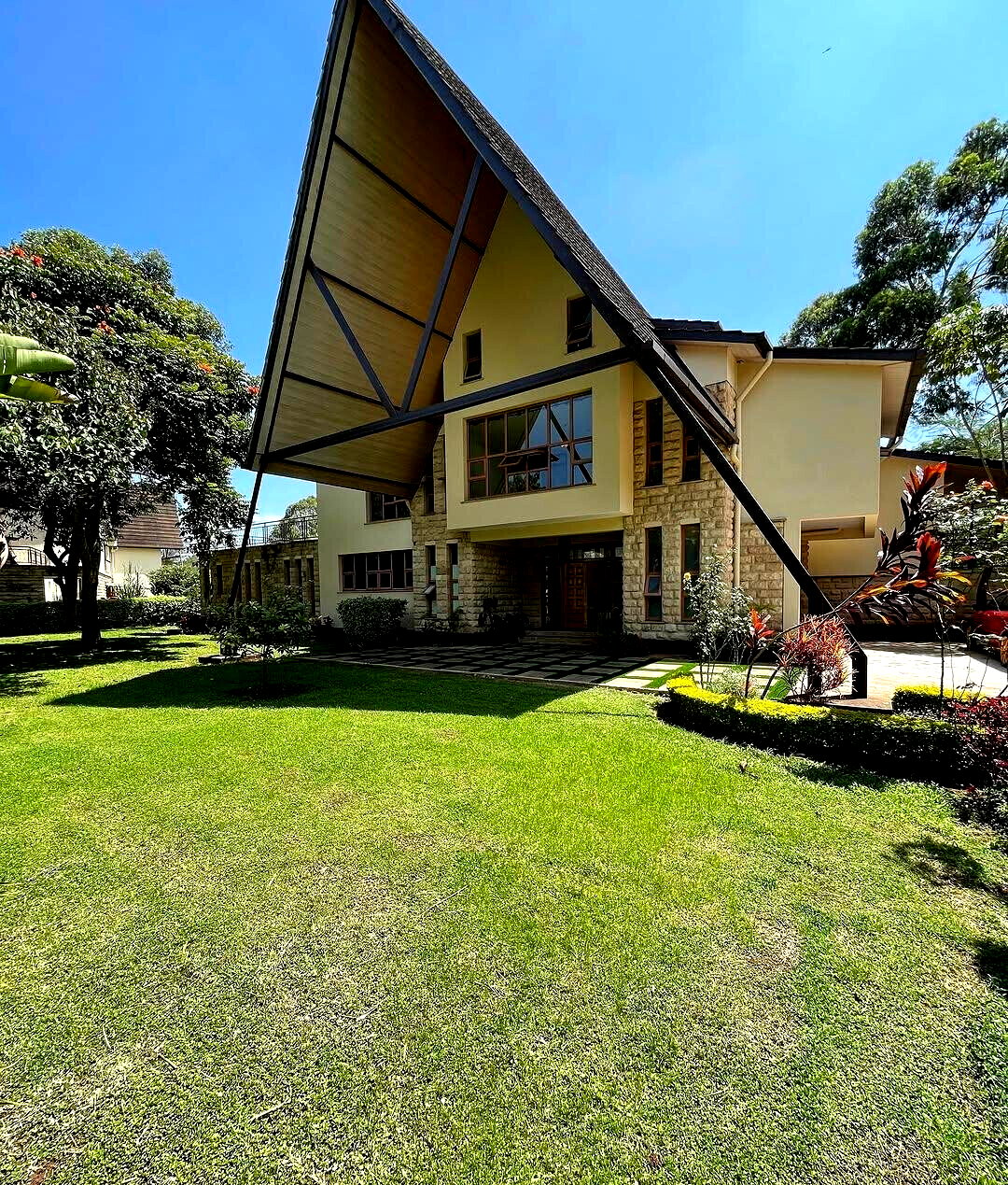 5-Ensuite Townhouse on 0.75-Acre with Lake & Clubhouse – Karen