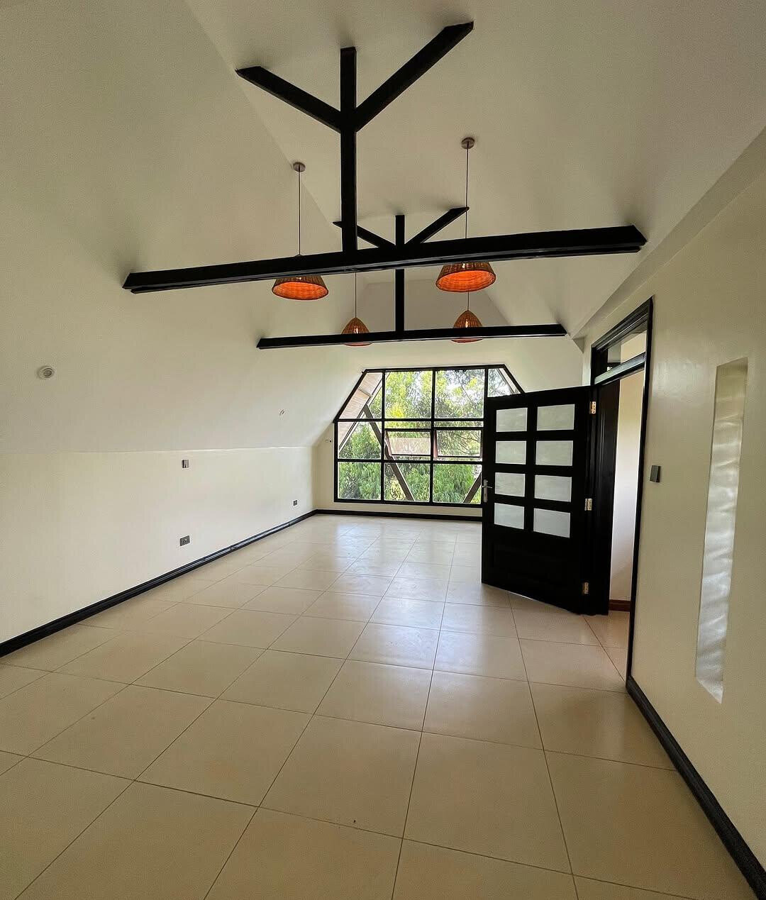 5-Ensuite Townhouse on 0.75-Acre with Lake & Clubhouse – Karen