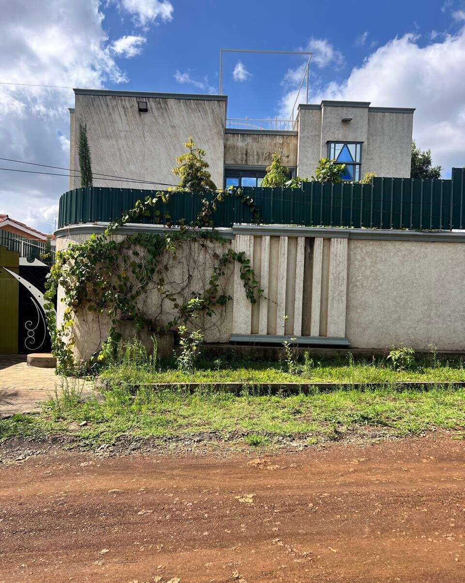 4BR All-Ensuite Townhouse with Own Gate & Ready Title - Membley