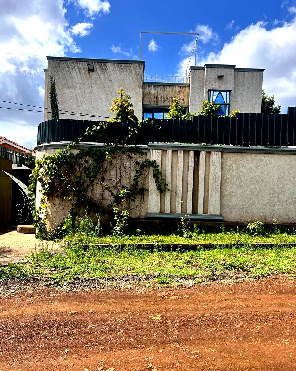 4BR All-Ensuite Townhouse with Own Gate & Ready Title - Membley