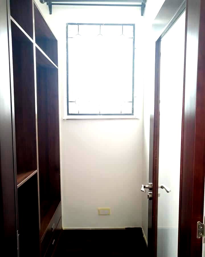 Tri-Level 5BR Townhouse with Two Kitchens & Study - Lavington