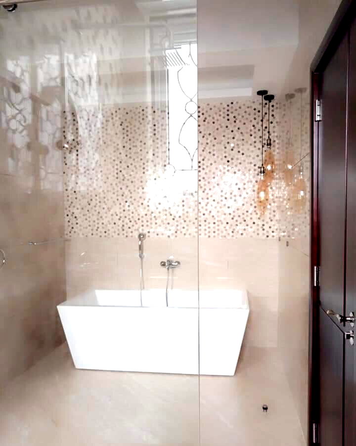 Tri-Level 5BR Townhouse with Two Kitchens & Study - Lavington