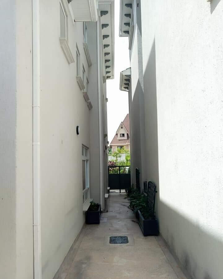 Tri-Level 5BR Townhouse with Two Kitchens & Study - Lavington