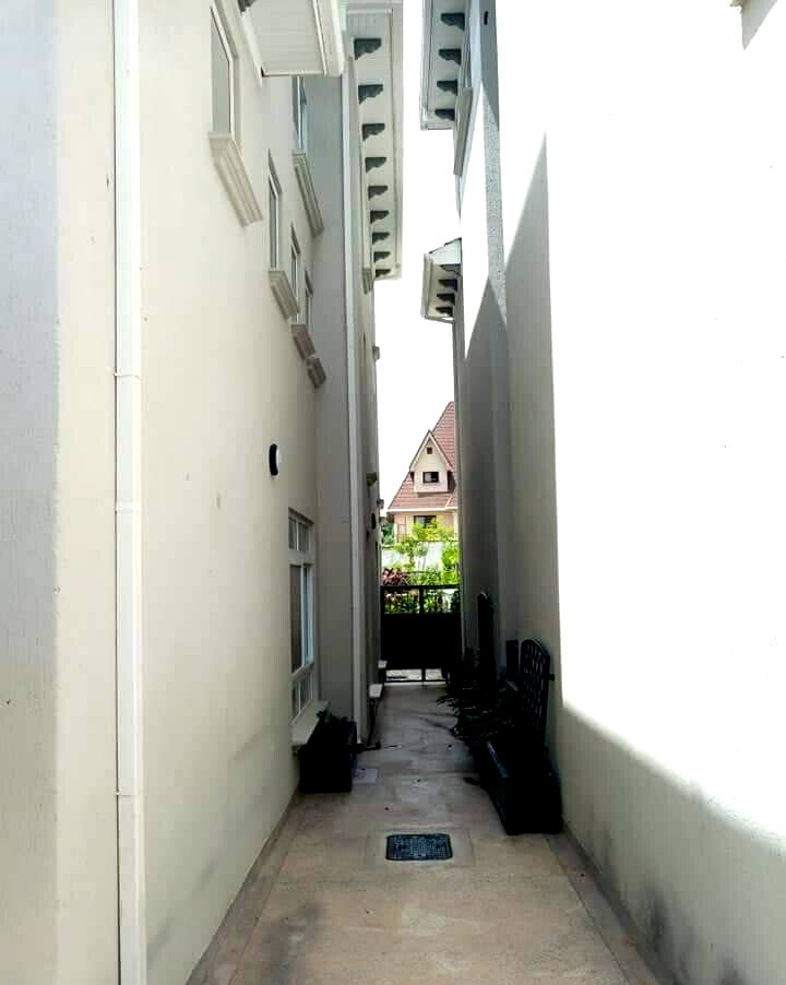 Tri-Level 5BR Townhouse with Two Kitchens & Study - Lavington