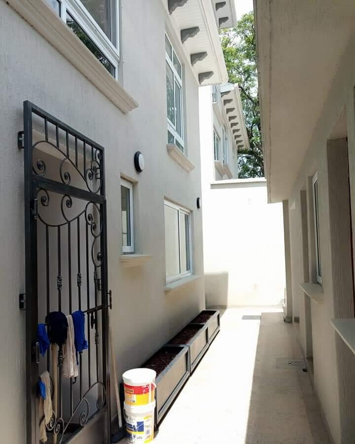 Tri-Level 5BR Townhouse with Two Kitchens & Study - Lavington