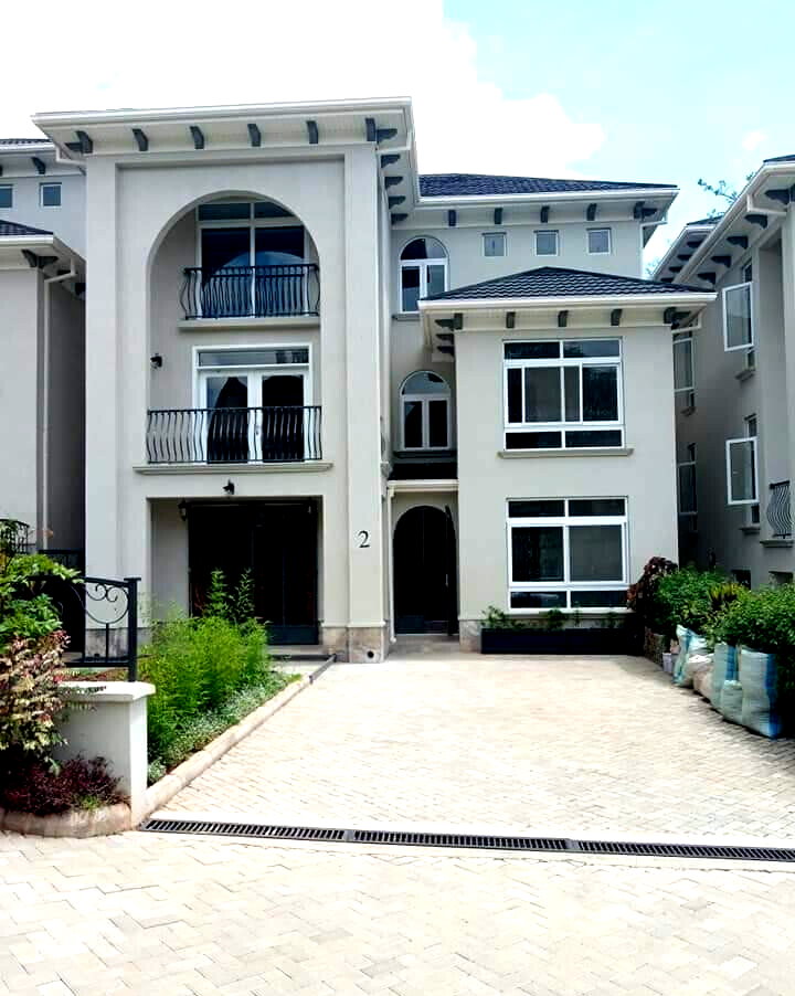 Tri-Level 5BR Townhouse with Two Kitchens & Study - Lavington
