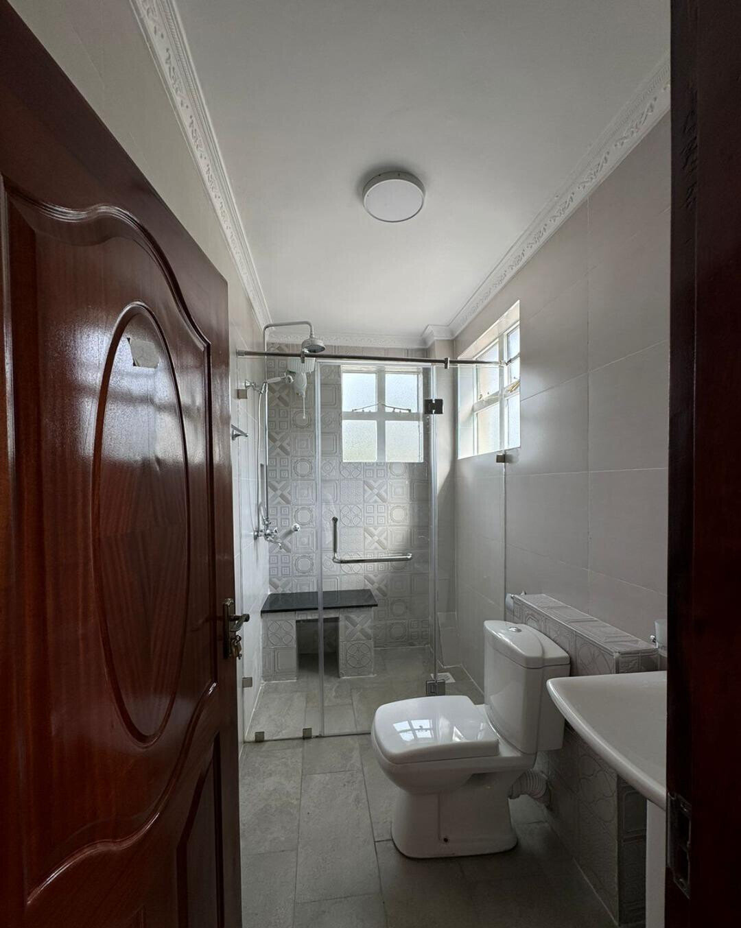 5BR All-Ensuite Townhouse with Dual Access - Garden Estate