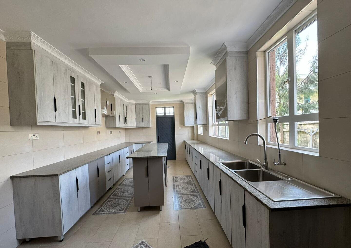 5BR All-Ensuite Townhouse with Dual Access - Garden Estate