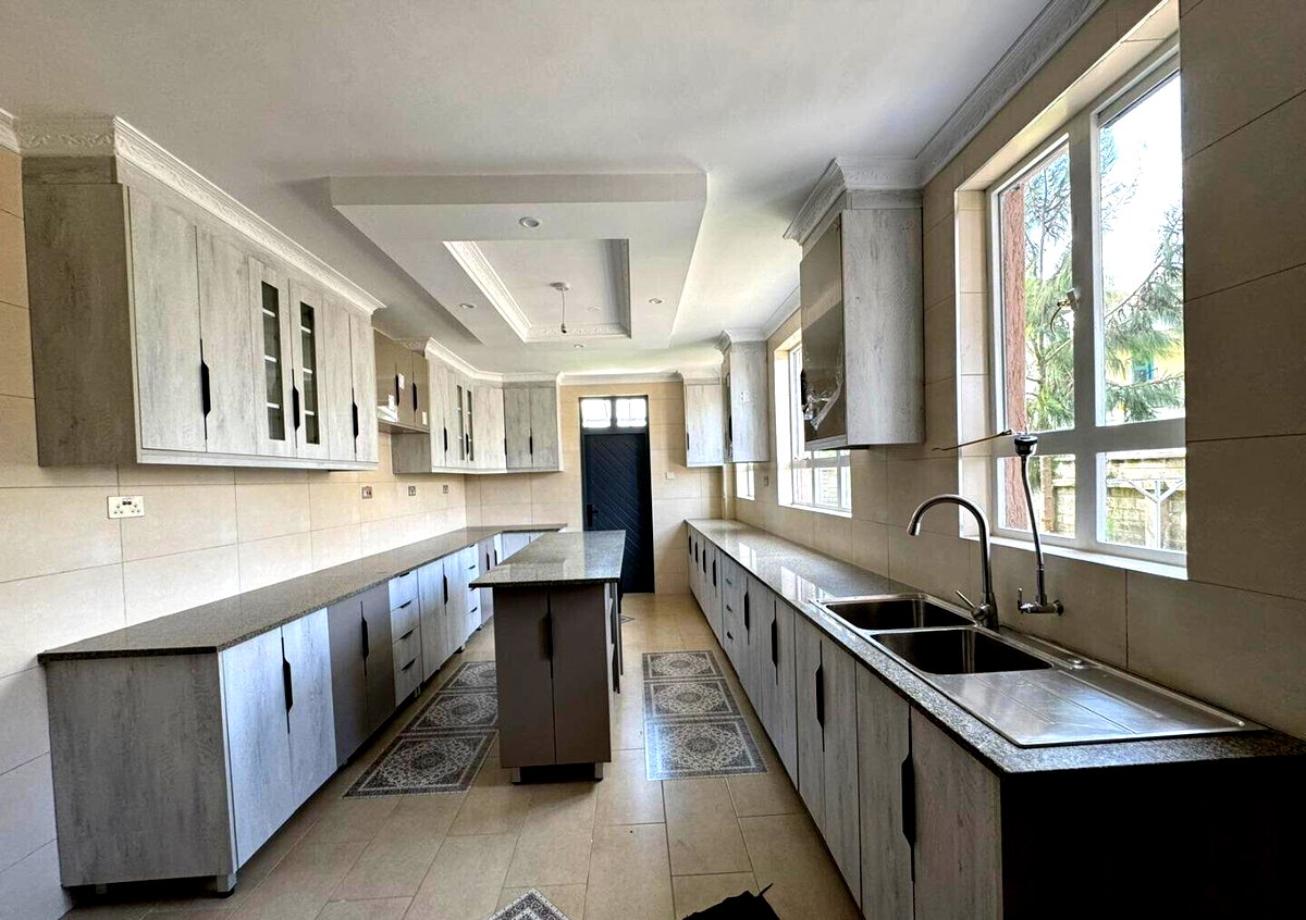 5BR All-Ensuite Townhouse with Dual Access - Garden Estate