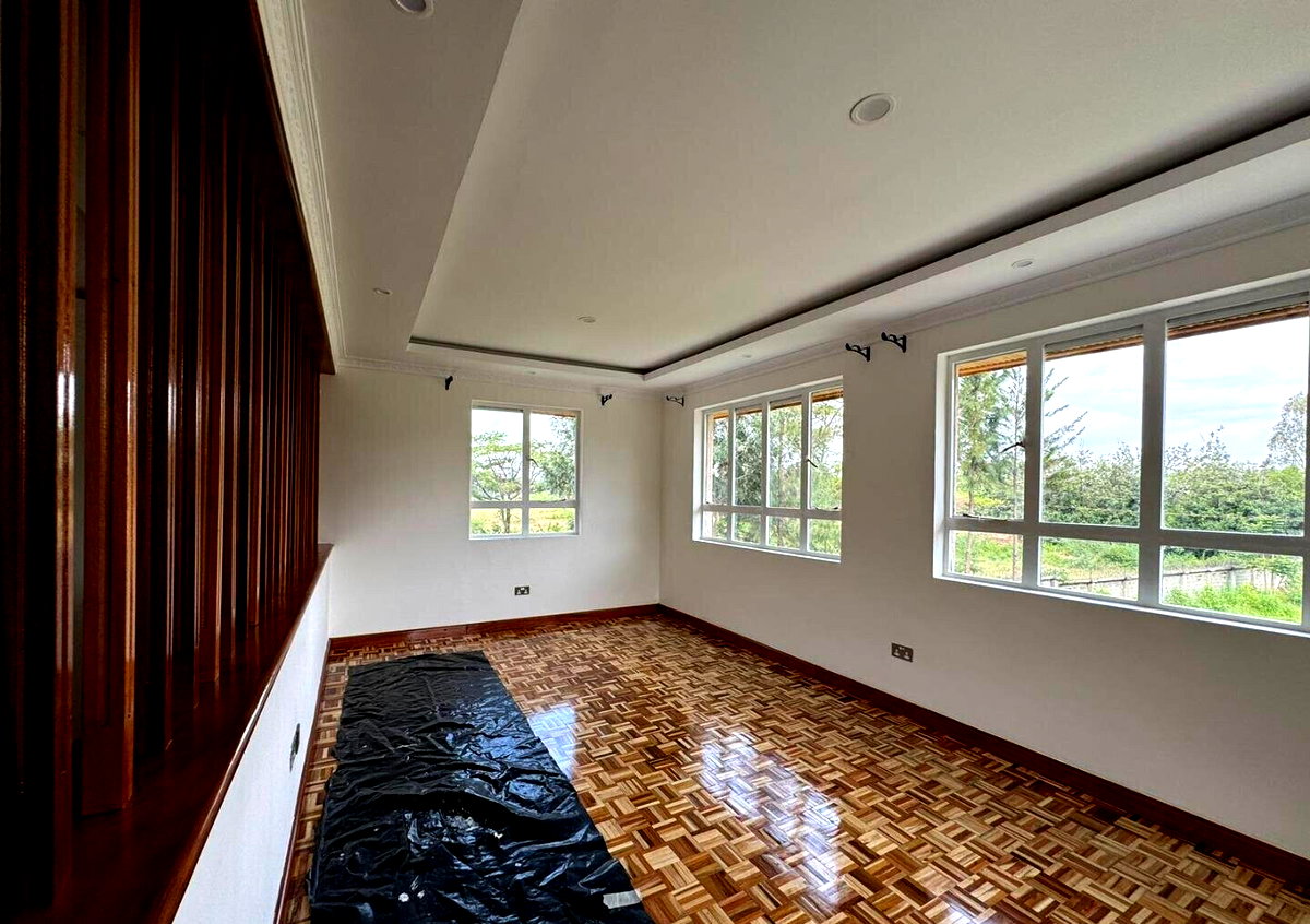 5BR All-Ensuite Townhouse with Dual Access - Garden Estate