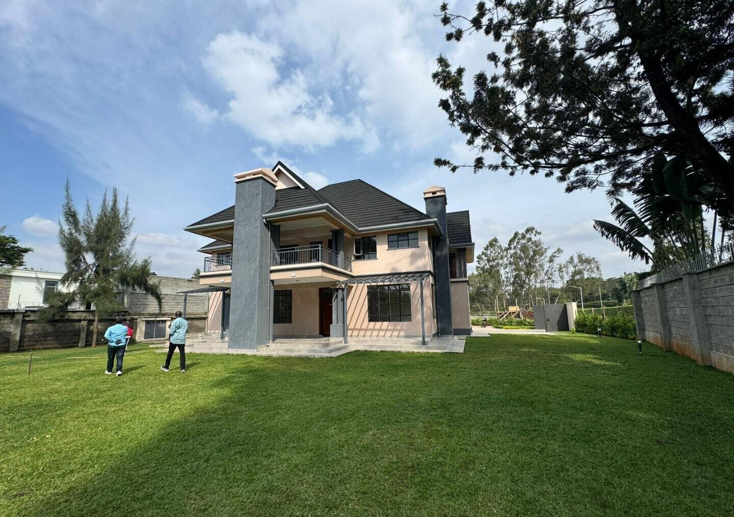 5BR All-Ensuite Townhouse with Dual Access - Garden Estate