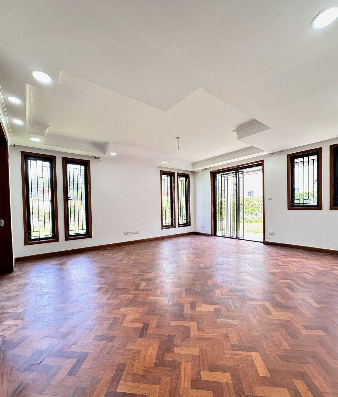 New 5-Ensuite Townhouse with Jacuzzis & DSQ - Lavington