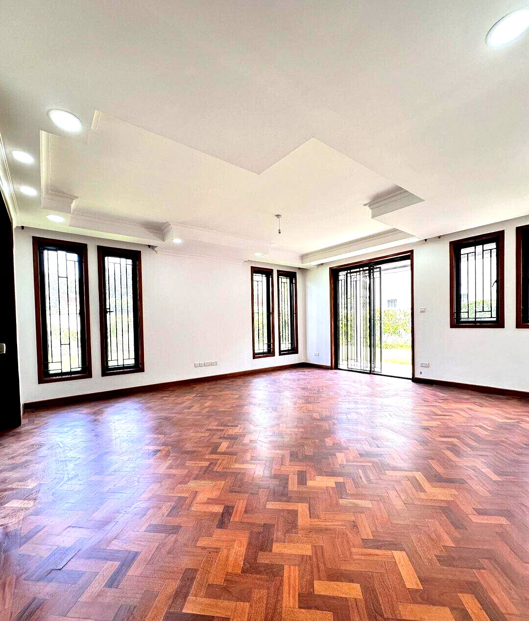 New 5-Ensuite Townhouse with Jacuzzis & DSQ - Lavington