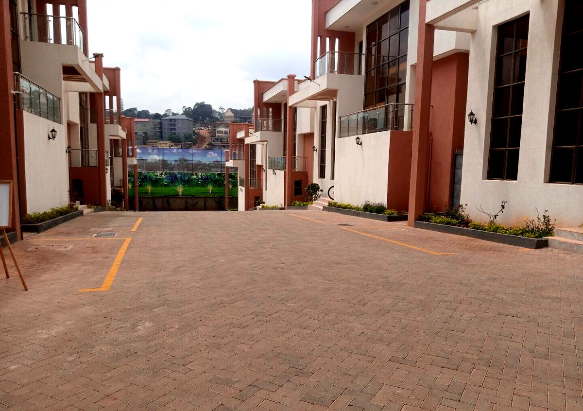 Modern 5-Ensuite Townhouse with Solar & Borehole - Lavington