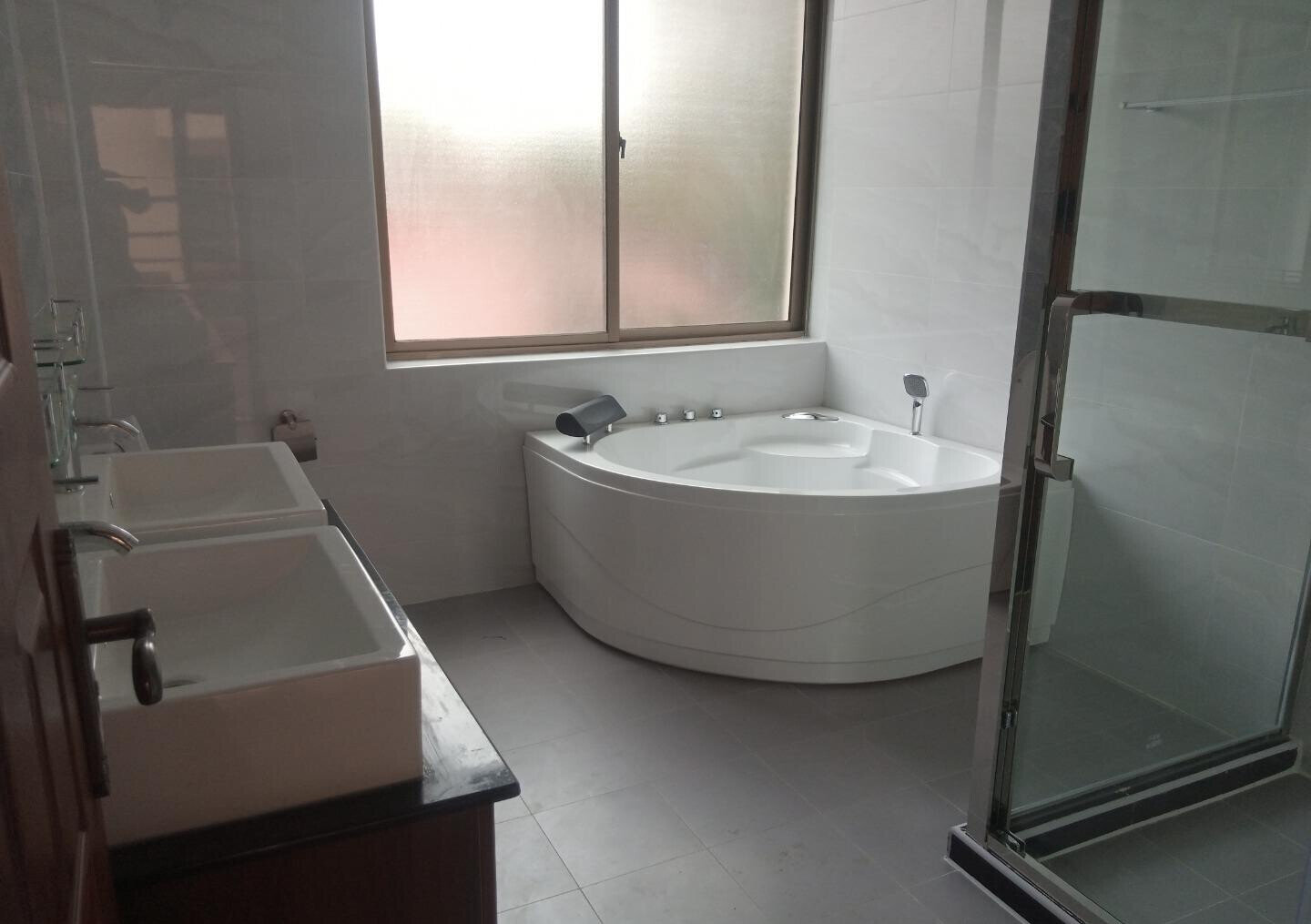 Modern 5-Ensuite Townhouse with Solar & Borehole - Lavington