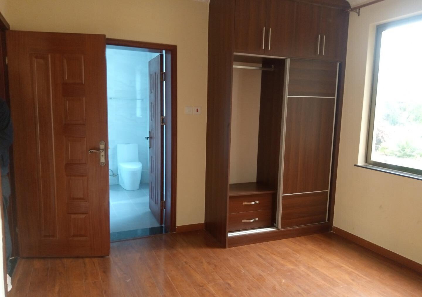 Modern 5-Ensuite Townhouse with Solar & Borehole - Lavington