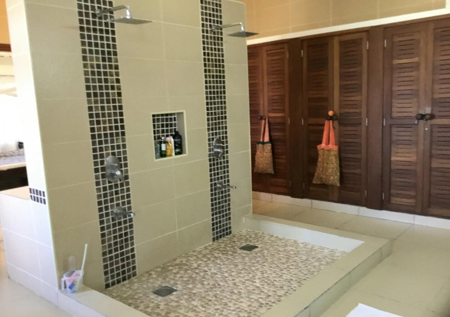 Exquisite 4BR Villa on 1 Acre with Solar & Backup Power - Vipingo