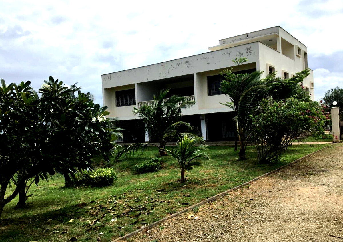 Exquisite 4BR Villa on 1 Acre with Solar & Backup Power - Vipingo