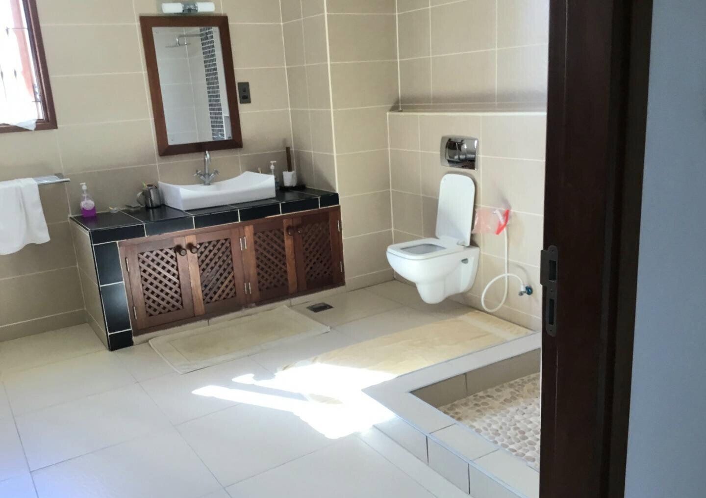 Exquisite 4BR Villa on 1 Acre with Solar & Backup Power - Vipingo