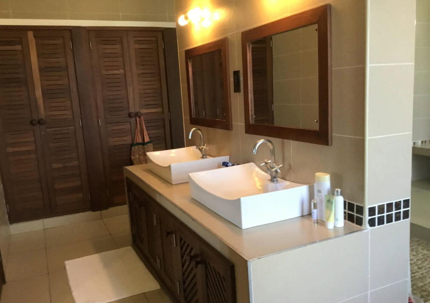 Exquisite 4BR Villa on 1 Acre with Solar & Backup Power - Vipingo