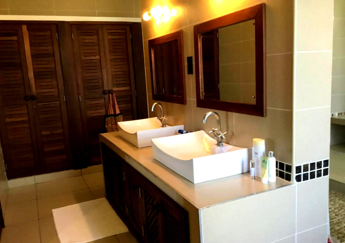 Exquisite 4BR Villa on 1 Acre with Solar & Backup Power - Vipingo