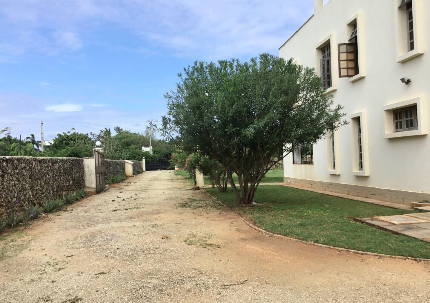 Exquisite 4BR Villa on 1 Acre with Solar & Backup Power - Vipingo