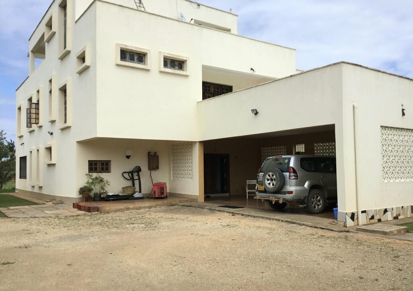 Exquisite 4BR Villa on 1 Acre with Solar & Backup Power - Vipingo