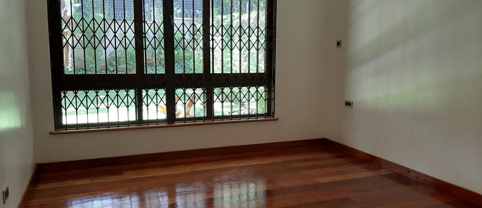 5-Ensuite Townhouse with Fireplace & Private Garden - Lavington