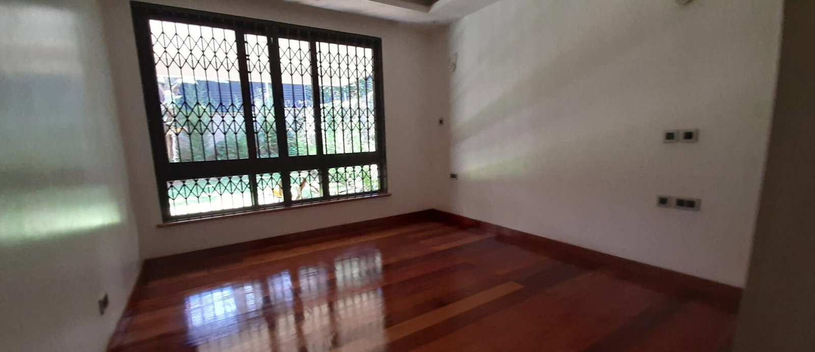 5-Ensuite Townhouse with Fireplace & Private Garden - Lavington