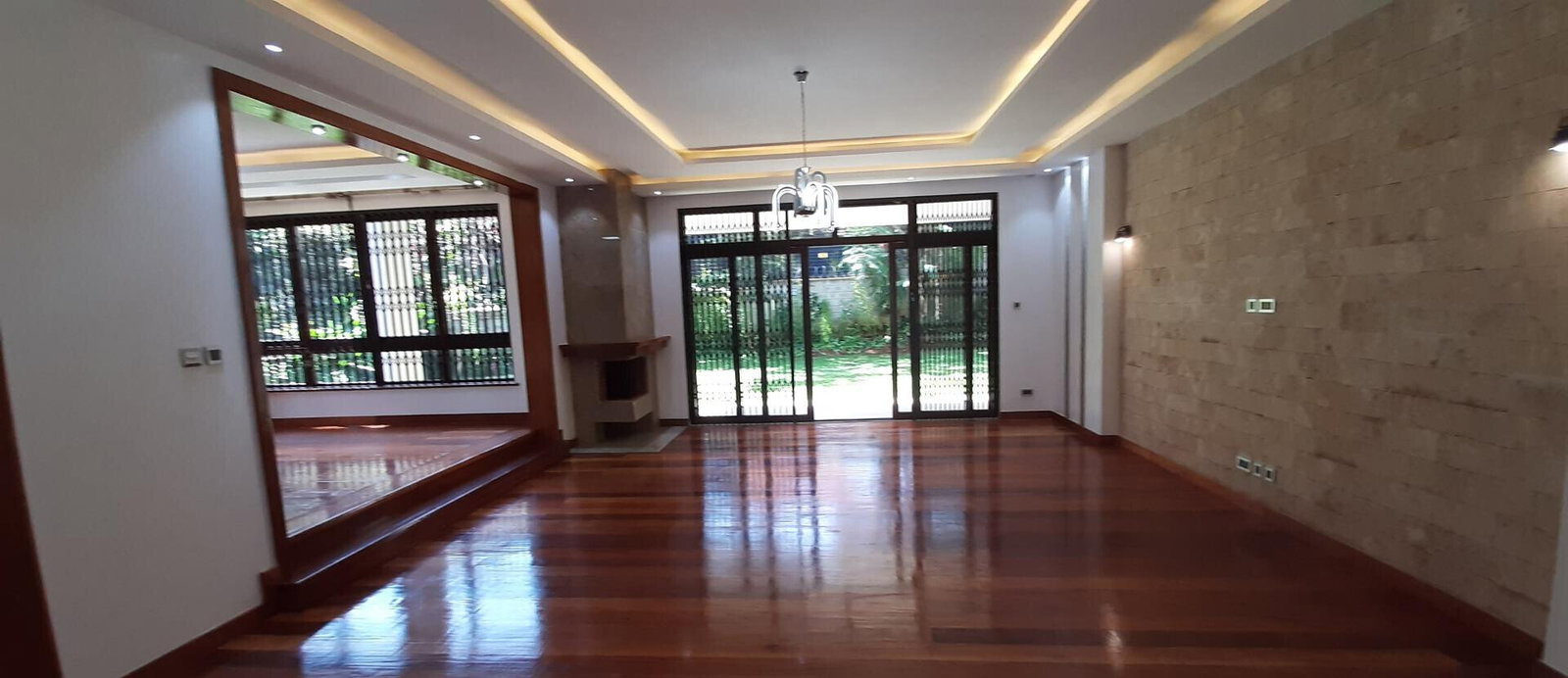 5-Ensuite Townhouse with Fireplace & Private Garden - Lavington