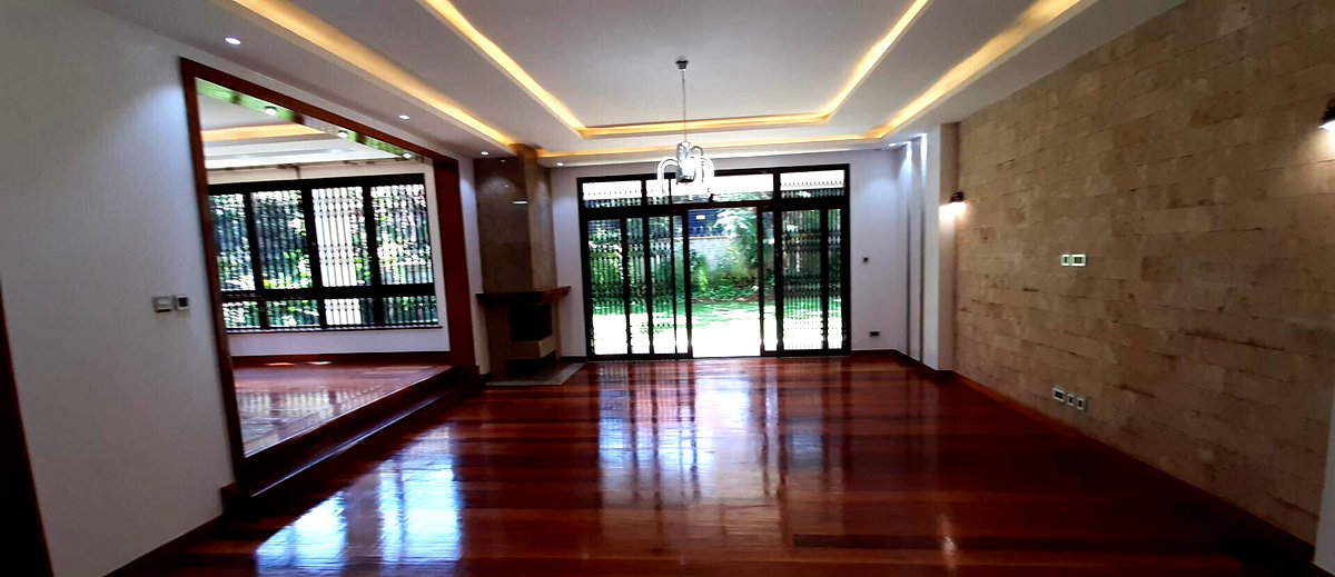 5-Ensuite Townhouse with Fireplace & Private Garden - Lavington