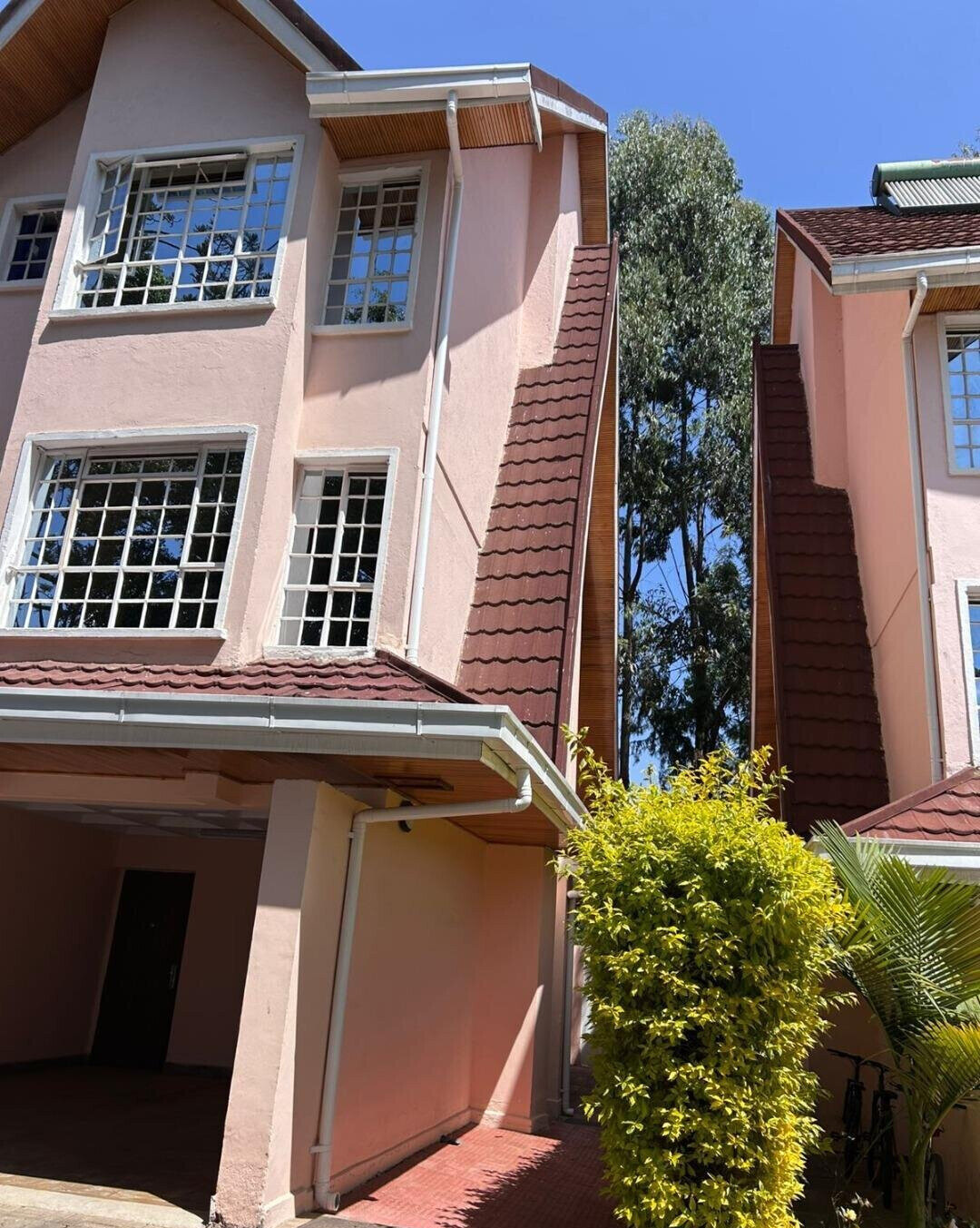 Pet-Friendly 5BR Townhouse with Private Garden - Lavington