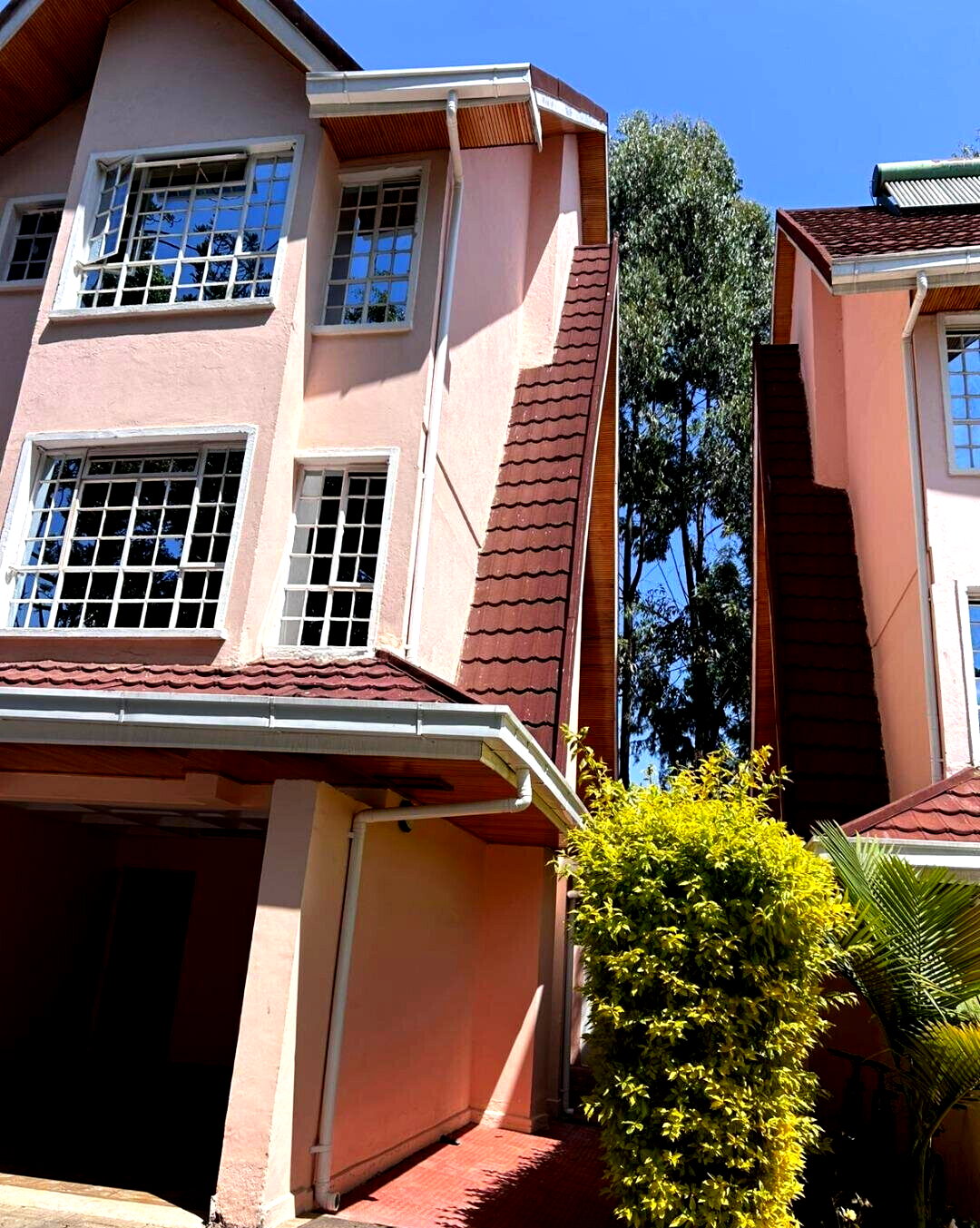 Pet-Friendly 5BR Townhouse with Private Garden - Lavington