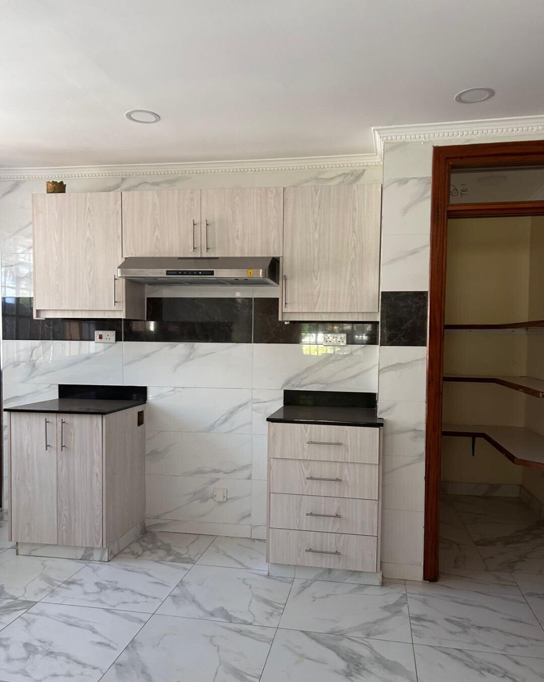 Pet-Friendly 5BR Townhouse with Private Garden - Lavington