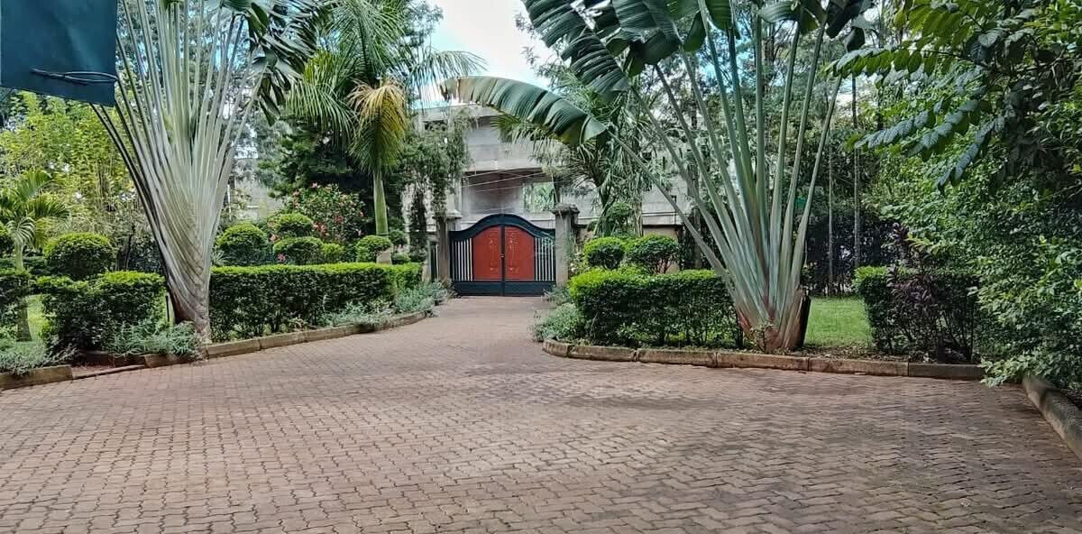 4-Ensuite Home with DSQ on Half-Acre – Karen